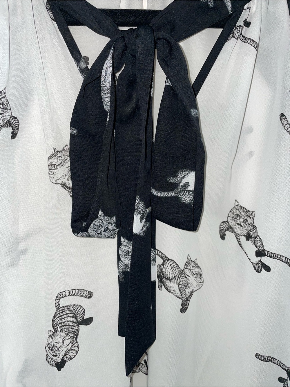 Disney Alice In Wonderland Black & White Cat Print Tie-Neck Top Women’s Size M - Picture 5 of 10